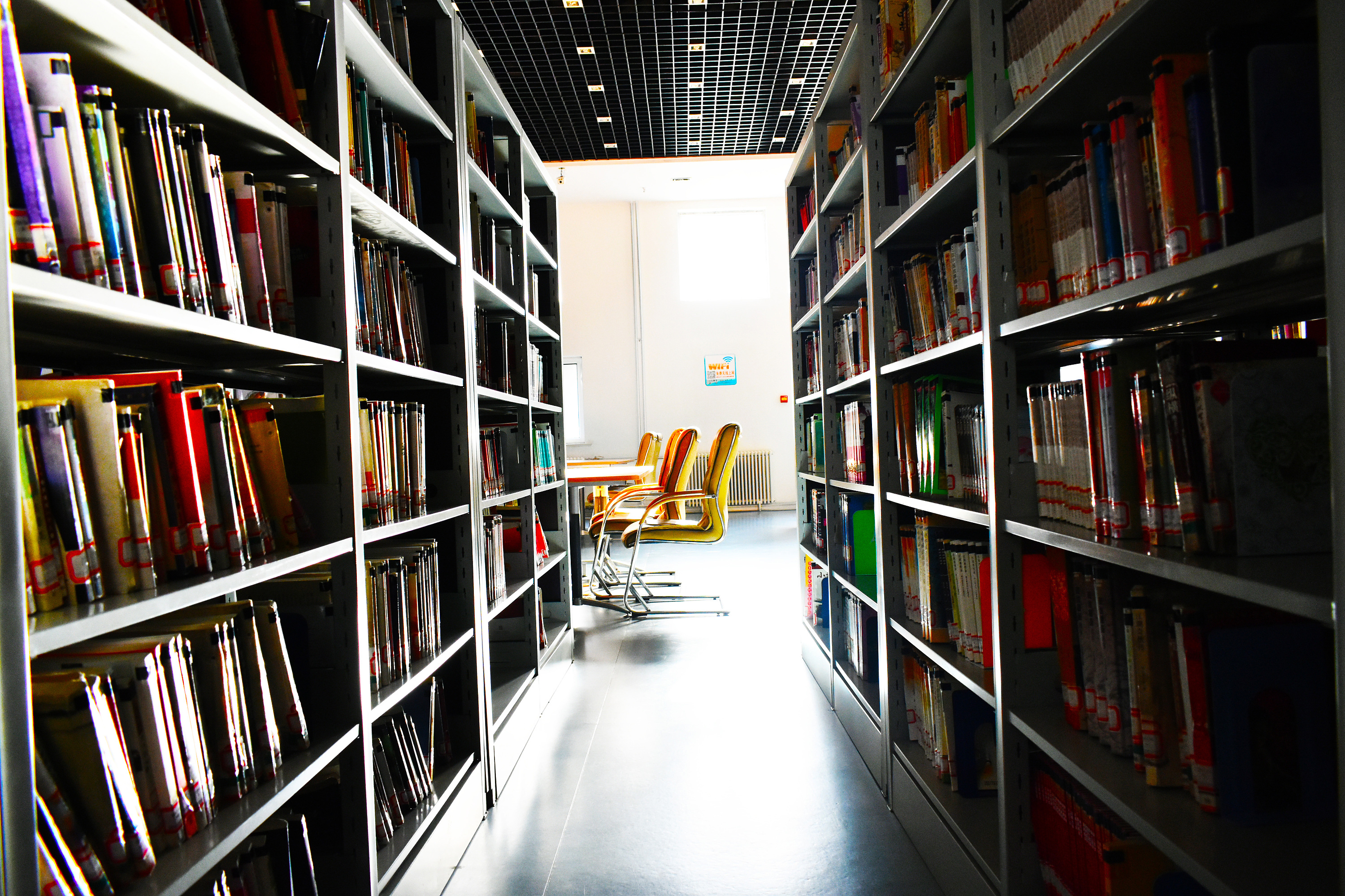 服务机器人上岗图书馆，让海量图书井井有条